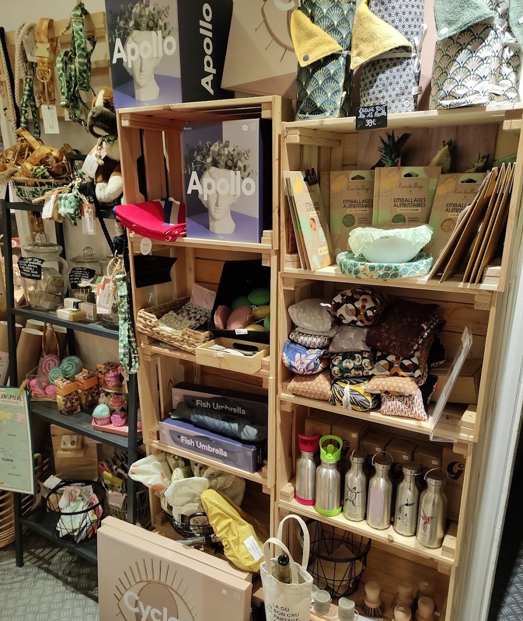 Étagères en caisses de bois garnies de petits objets et accessoires de créateurs