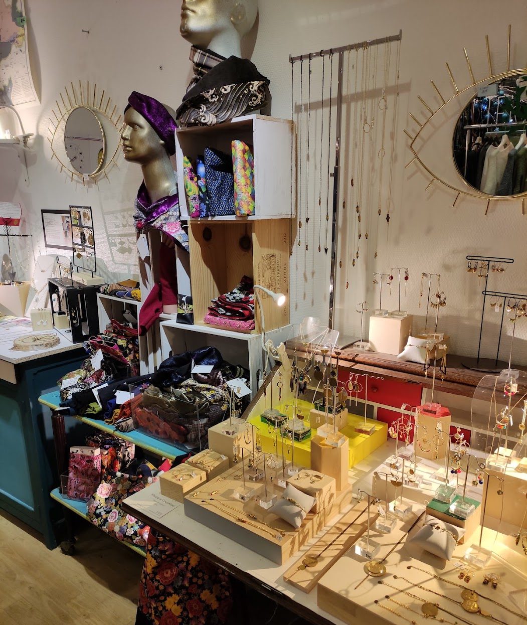 Présentoir de bijoux et d'accessoires de créateurs, avec une tête de mannequin et un foulard