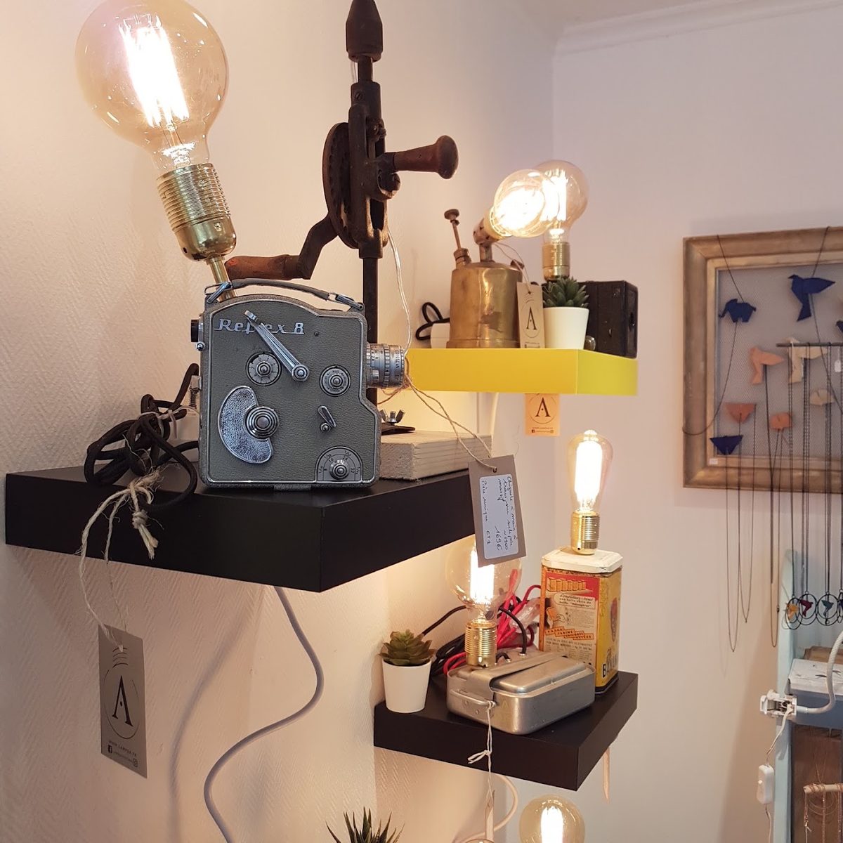 Coin déco vintage : projecteur ancien, ampoules à filament et objets chinés