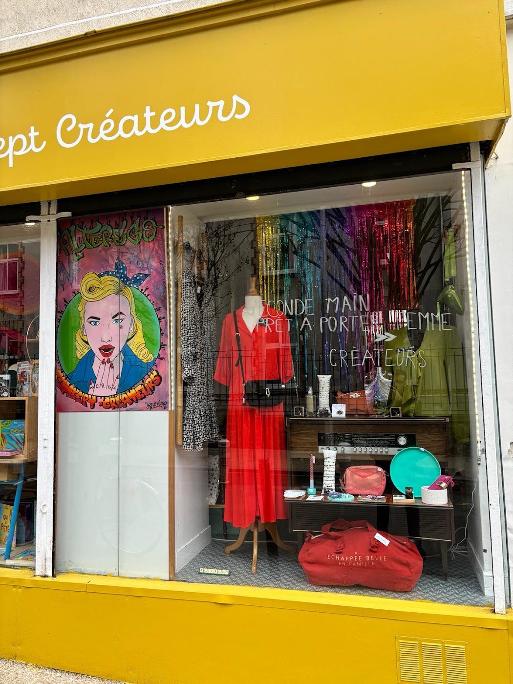 La devanture d'Alterego, store jaune « concept créateurs », vitrine avec mannequin et créations