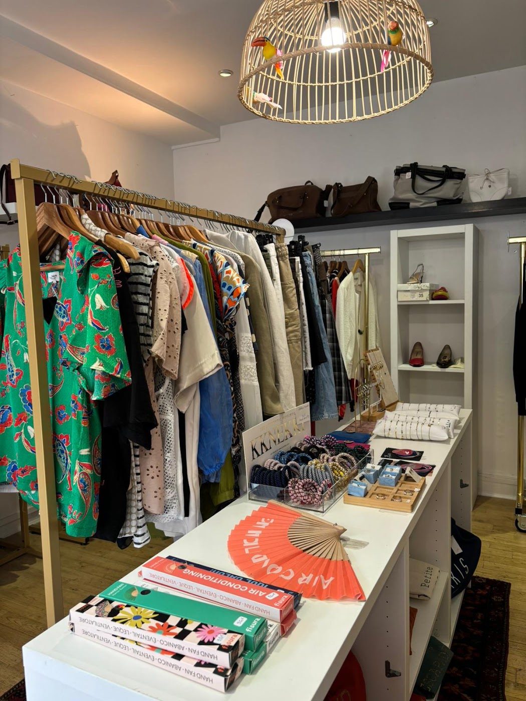 Portant de vêtements femme colorés et table de présentation