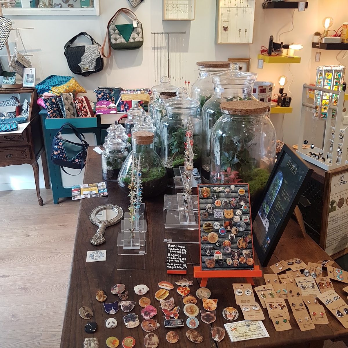 Une table de présentation : bijoux, petits objets, pièces déco et créations d'artisans