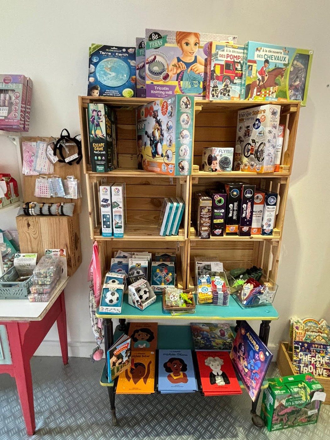 Rayon enfant : jeux, jouets et cadeaux présentés sur des étagères en bois