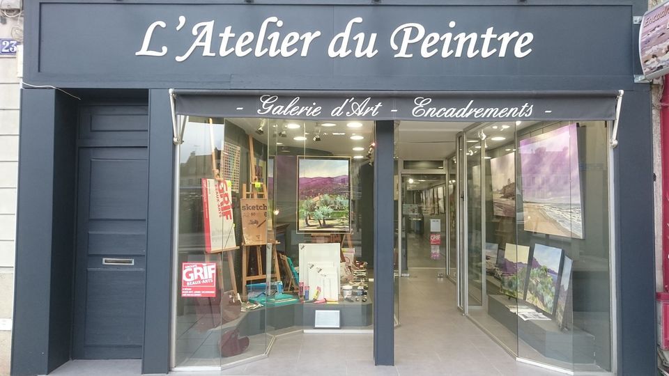 La devanture anthracite de L'Atelier du Peintre : enseigne « Galerie d'Art - Encadrements », chevalets et marines en vitrine