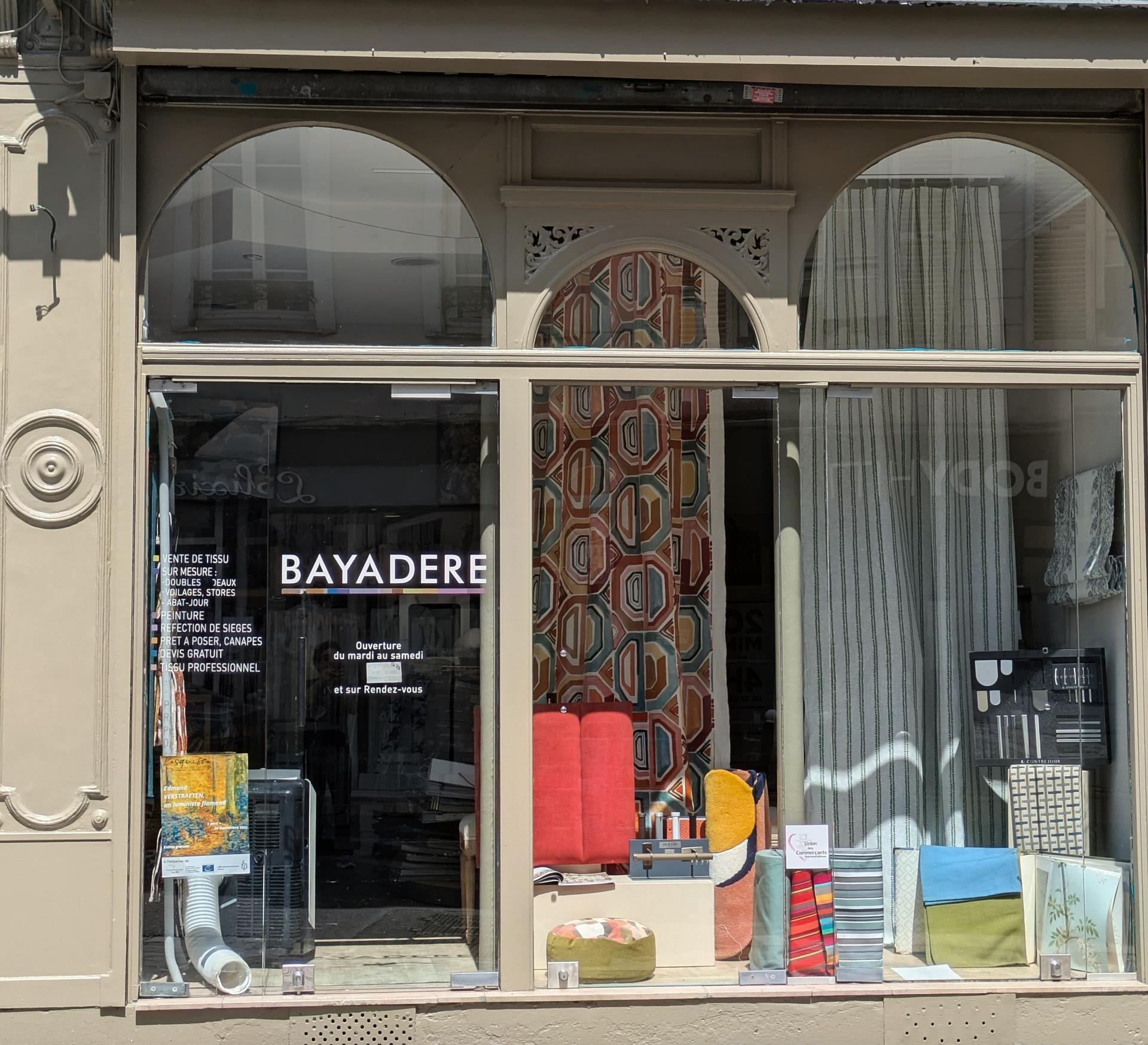 La devanture de Bayadère rue de France : arches anciennes, tissus colorés et échantillons en vitrine