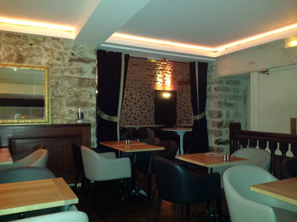 Rideaux de velours sombre posés dans la salle d'un restaurant, réalisation Bayadère