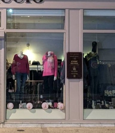 Vitrine de Capriccio : mannequins en hauts colorés et accessoires