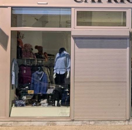 Vitrine de Capriccio : mannequins habillés et accessoires