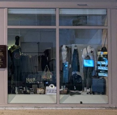 Vitrine de Capriccio : jeans et pièces intemporelles sur mannequins