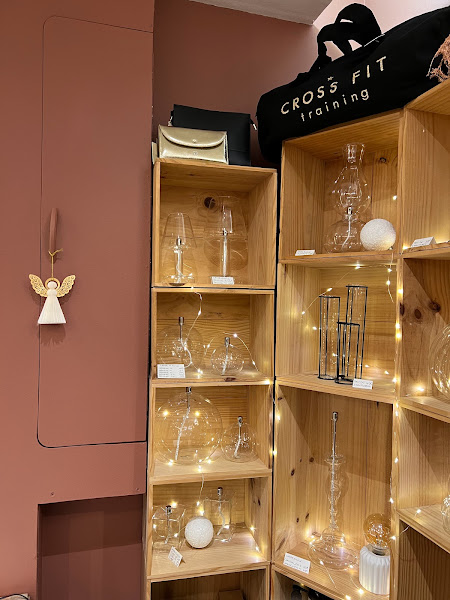 Coin déco : verrerie, photophores et luminaires sur étagères en bois