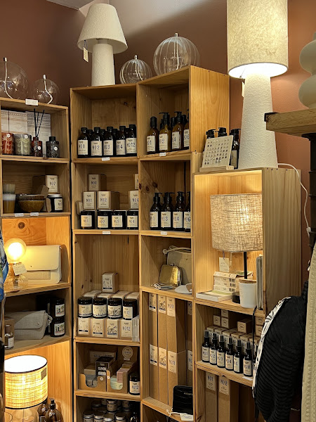 Rayonnage de parfums d'intérieur et bougies dans des caisses en bois