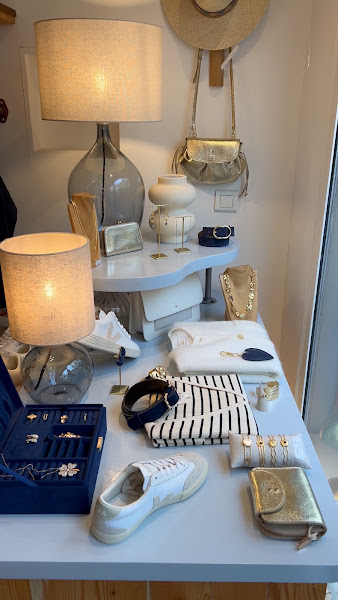 Vitrine d'accessoires : baskets, bijoux, ceintures et sacs