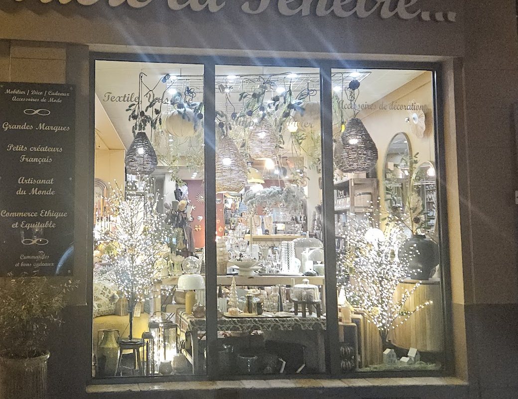La vitrine de Derrière la Fenêtre : objets de décoration et idées cadeaux