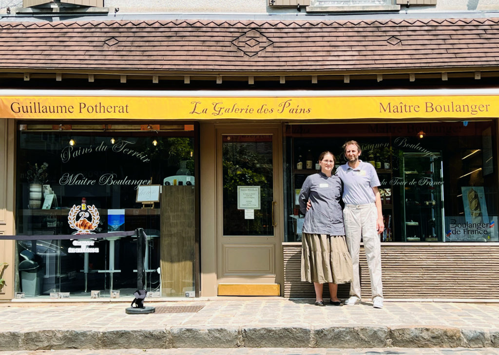 Guillaume Potherat et Stéphanie Tiffonnet devant la devanture jaune de la maison mère, à Barbizon