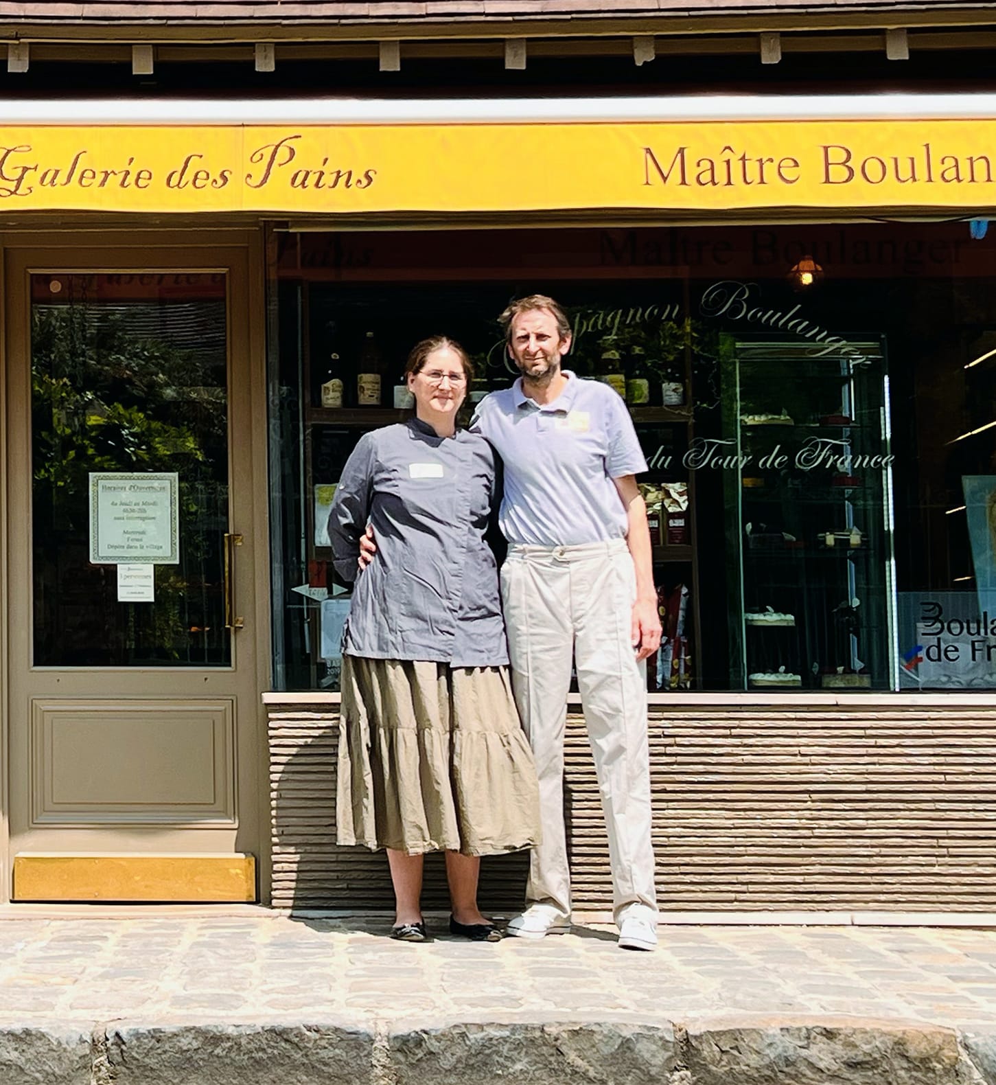 Stéphanie Tiffonnet et Guillaume Potherat devant la boutique de Barbizon