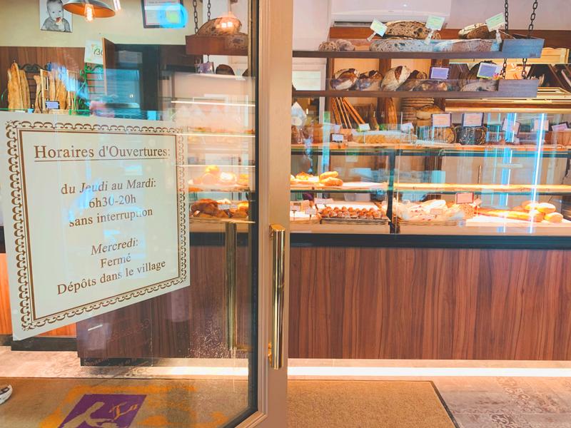 Les rayons de la boutique garnis de miches, baguettes et viennoiseries
