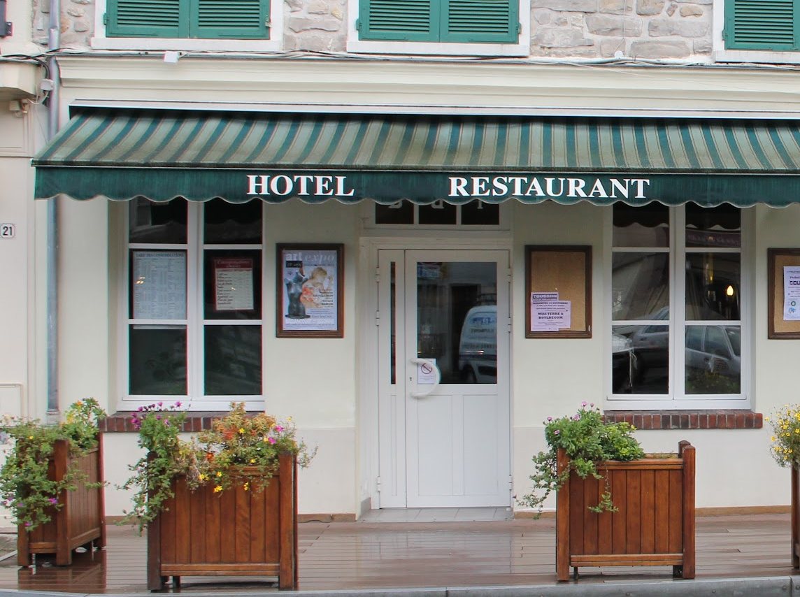 La terrasse fleurie du Cygne, sous le store vert