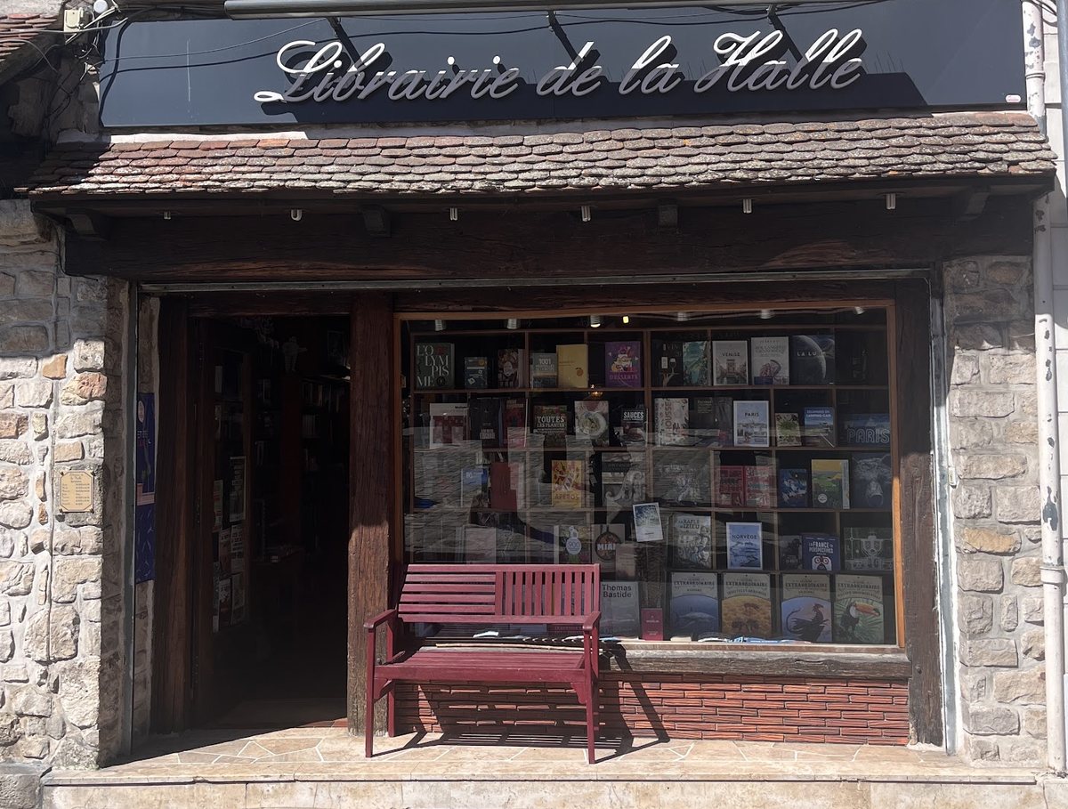 La vitrine de la Librairie de la Halle, remplie de livres