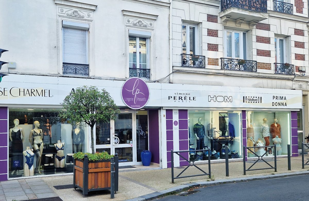 La devanture aubergine de Présent's, ses vitrines et l'enseigne Lingerie Présent's