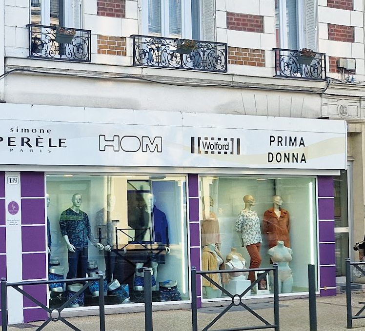 Vitrine de Présent's et enseignes des belles marques de lingerie