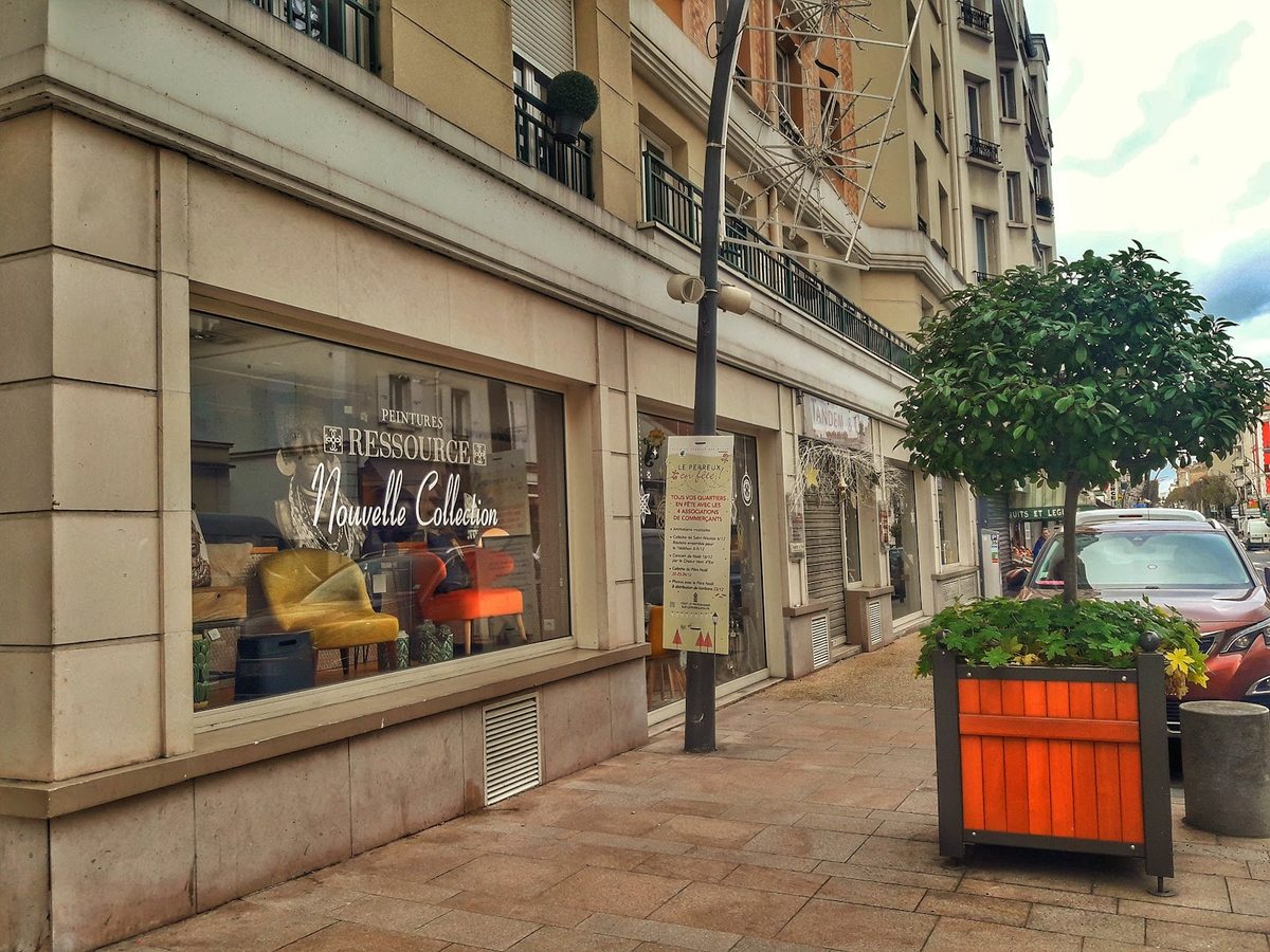 La devanture de Tandem & Cie, sa vitrine déco avec fauteuil et présentation de collections