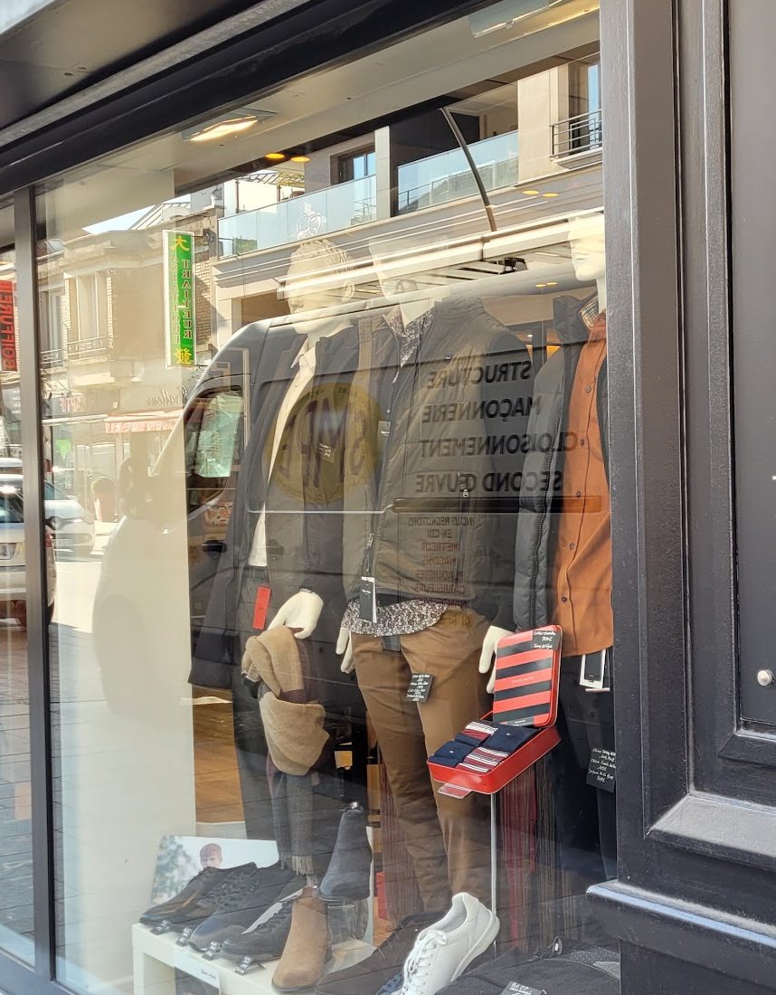 Vitrine de Villa Privée : silhouettes et pièces de prêt-à-porter